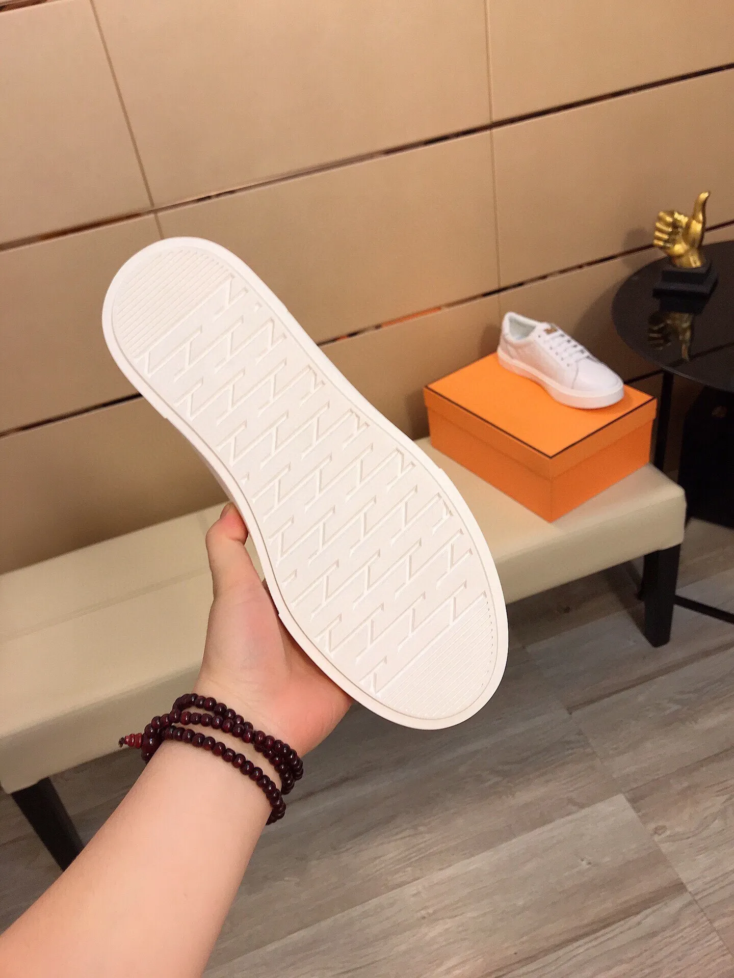 Factory price 360 ​​◾️▫【Dior】Dior's new high-end boutique, men's fashionable casual shoes, quite distinctive. The upper is made of imported soft cowhide + brand-specific embossing, which shows the design style. The genuine leather lining makes the foot feel soft and comfortable. The original wear-resistant special outsole is a must-have item for trendy men! Size: 38-44